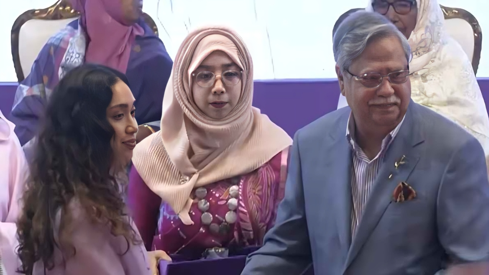 অদম্য নারী পুরস্কারে ভূষিত খালেদা জিয়া