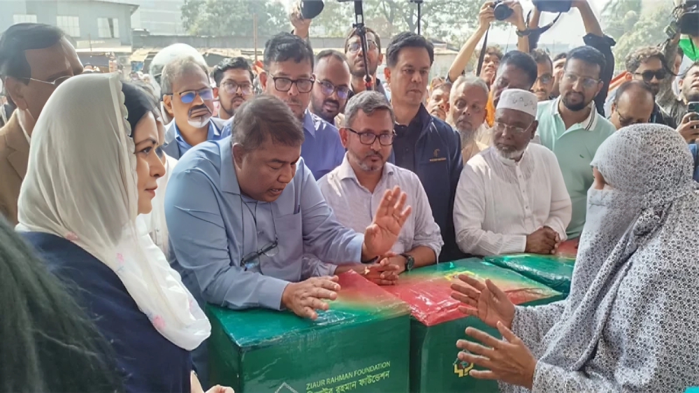 ভাষানটেকের অগ্নিকাণ্ডে ক্ষতিগ্রস্তদের পাশে ডা. জুবাইদা রহমান