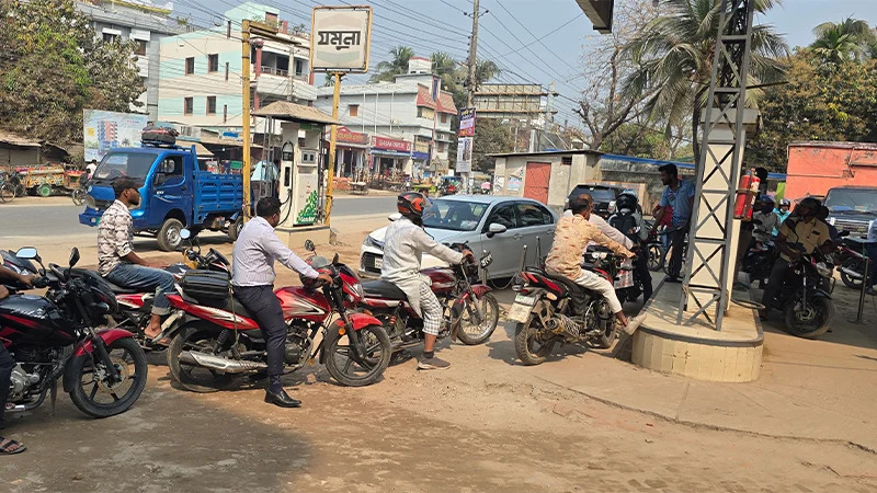 জ্বালানি তেলের সংকটের আশঙ্কায় পাম্পে ভিড়