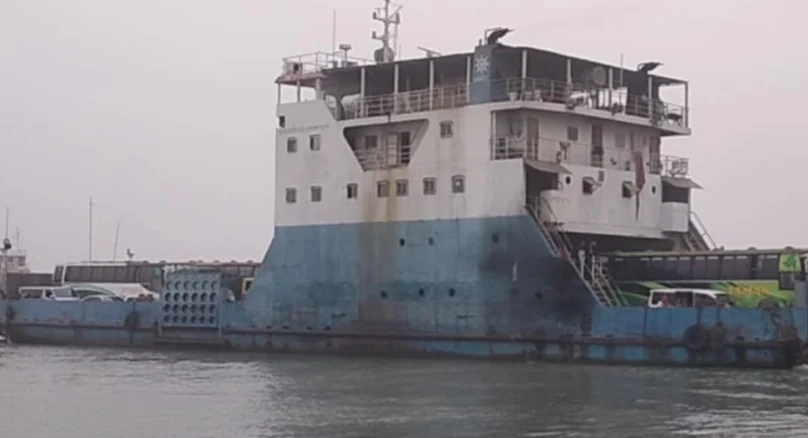 দৌলতদিয়া-পাটুরিয়ায় দুই ঘণ্টা সাময়িক বন্ধের পর ফেরি চলাচল পুনরায় চালু