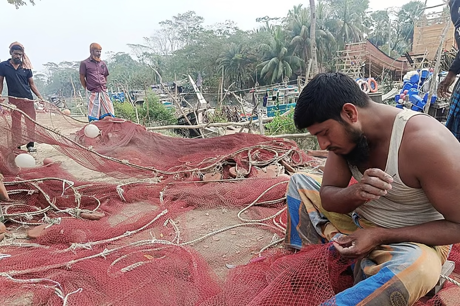 জ্বালানি সংকটে বিপর্যস্ত দক্ষিণাঞ্চলের মৎস্য খাত