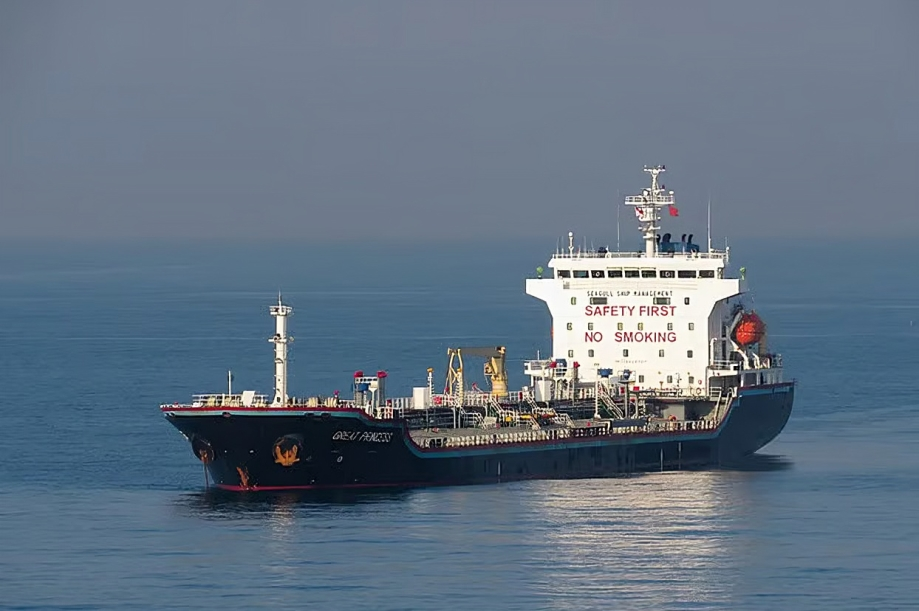 দুটি আসছে ডিজেল নিয়ে।