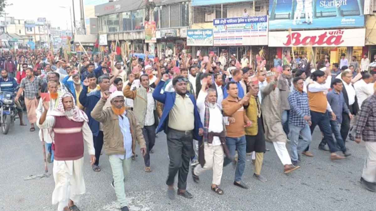 বিএনপির মনোনীত প্রার্থীকে লাল কার্ড প্রদর্শন করে বিক্ষোভ মিছিল