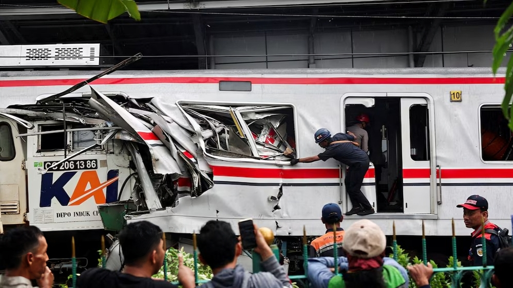 ইন্দোনেশিয়ায় ট্রেন সংঘর্ষে নিহত ১৪